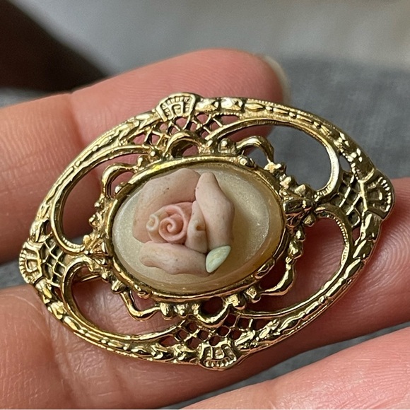 1928 | Vintage | Pink Rose Collection Porcelain Flower Gold Tone Pin Brooch - Picture 10 of 14